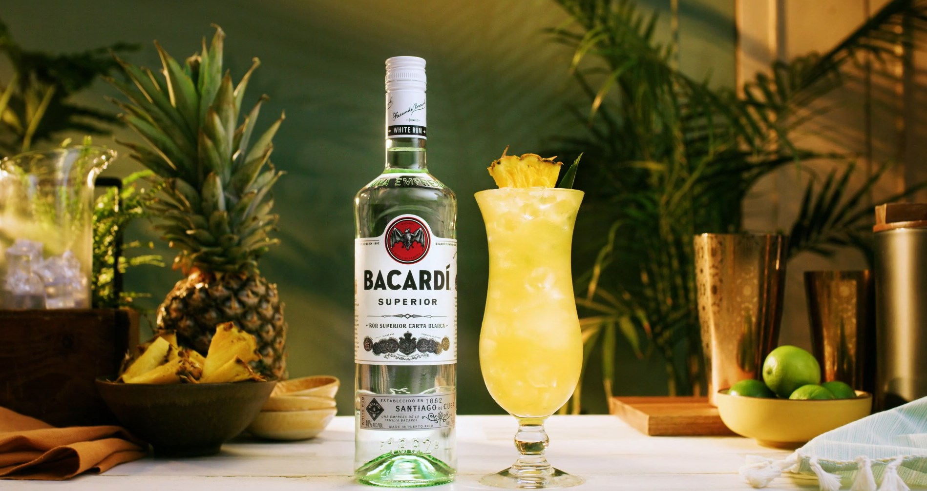 Receta del cóctel Piña colada |Cómo preparar un Piña colada | BACARDÍ ES