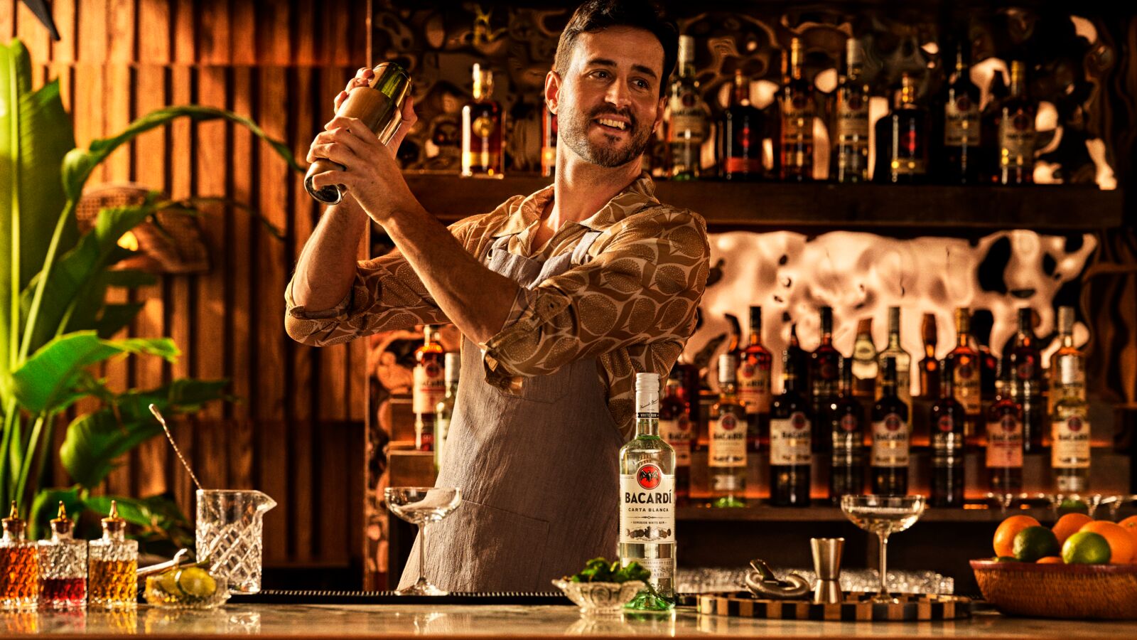 FY24_EU_Bacardi_ProductShoot_CartaBlanca_Bartender_Static_Digital_16x9